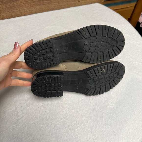 Clarks size 9 Women's Tan Lace-Up Ankle Boots EUC - Picture 6 of 9